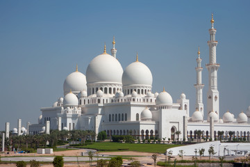Fototapeta na wymiar Sheikh Zayed Mosque Front View