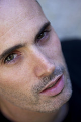 Jeune homme beau masculin mode séduction caucasien