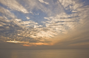 Obraz premium Beautiful fiery glow sunset reflected in smooth sea