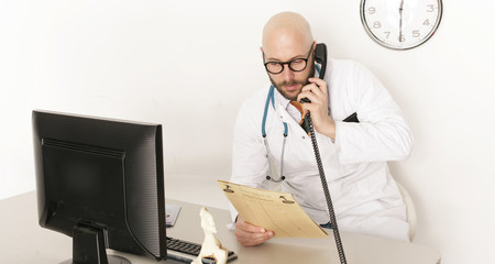 Arzt am Telefon