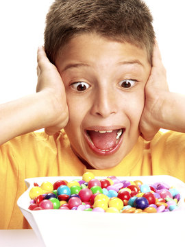 Ni&ntilde;o comiendo golosinas.