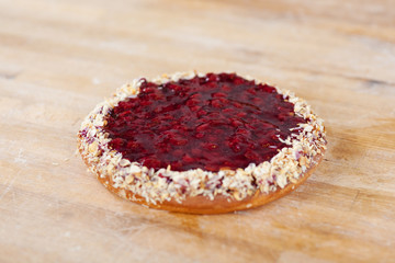 runder kirschkuchen mit mandeln