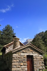 Fototapeta na wymiar kamienna góra dom w Pirenejach