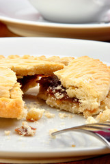 selbst gebackener Mince Pie auf einem Teller