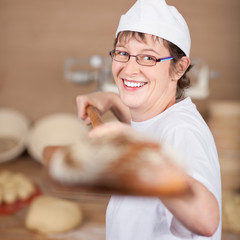 bäckerin mit spaß an der arbeit
