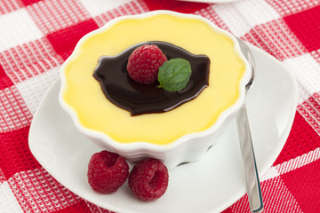 vanille pudding mit schokoladensosse und himbeeren
