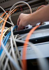 administrator checkt kabel und netzwerk an server in firma - obrazy, fototapety, plakaty