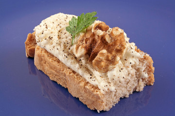 Crostino, brie e noce