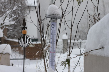 Gartengestaltung: Schneebedecktes Thermometer im Winter