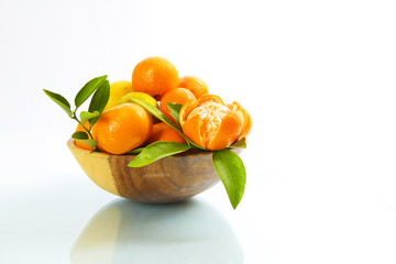 Clementinen auf wei&szlig;em Untergrund