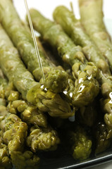 Aceite de oliva en los esp&aacute;rragos