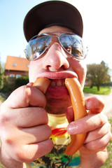 cooler Mann mit Würstchen