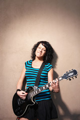Frontgirl mit E-Gitarre