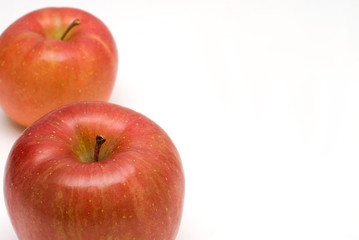 2個の赤いりんご
