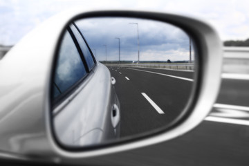 Fototapeta na wymiar Krajobraz w lustrze samochodu