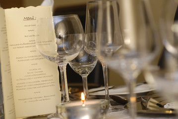 Festlich gedeckter Tisch zur Hochzeit