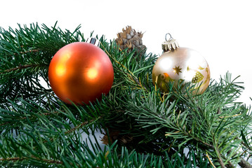 weihnachten-schmuck mit farben- kugeln