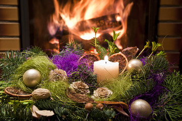 dekoracja świąteczna przed kominkiem © Dziurek