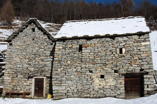 casolare in pietra