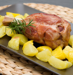 stinco di maiale al forno con patate