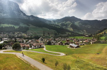 Typisches Dorf mit Kirche in Südtirol vor Bergpanorama