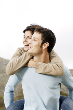 coppia abbracciata che sorride