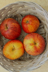 Quatre pommes dans une corbeille