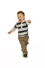 Kind rennt und lacht