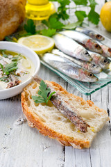 slice bread with anchovy-pane e acciuga