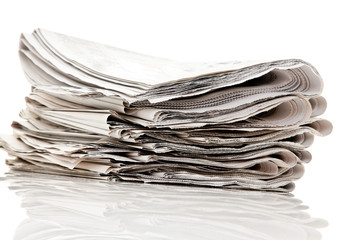 Stapel von alten Zeitungen und Zeitschriften