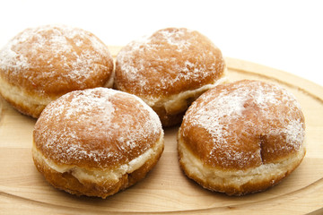 Krapfen auf Schneidebrett
