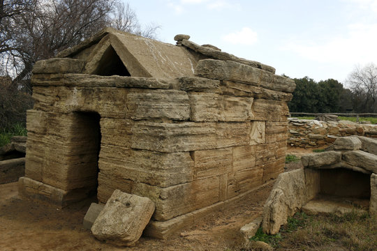 ETRUSCAN TOMB OF POPULONIA NECROPOLIS