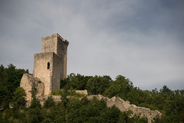 Resti di castello a Visso, Monti Sibillini
