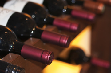 Bouteilles de vin sur une étagère
