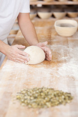 bäcker knetet brotteig