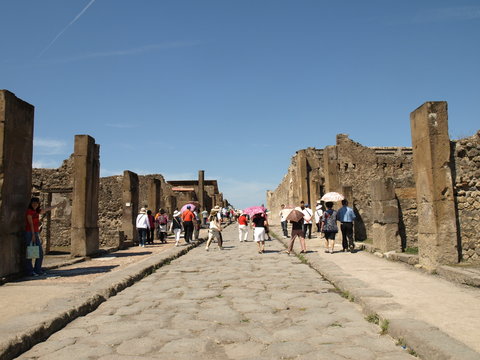 CALLE PAVIMENTADA DE POMPEYA