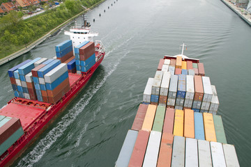 Containerschiffe auf dem Nord-Ostsee-Kanal in Kiel