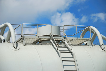 Cover of the tank for transportation of industrial liquids