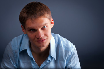 Obraz premium This is serious young man looking to camera