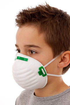 Junge - Jugendlicher mit Atemschutzmaske