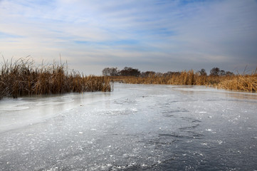 Obraz na płótnie Canvas Ice on the river