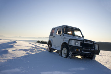 Fototapeta na wymiar SUV na śniegu