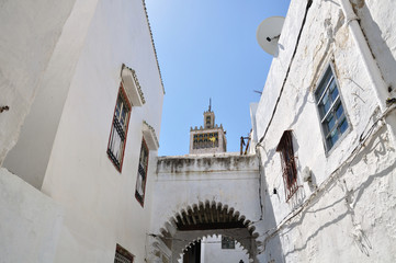 Medina de T&eacute;touan -ruelle mosqu&eacute;e