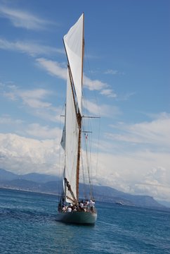 Classic Yacht sailing