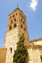 Fototapeta na wymiar Wieża mudejar z kościoła San Andres Segovia
