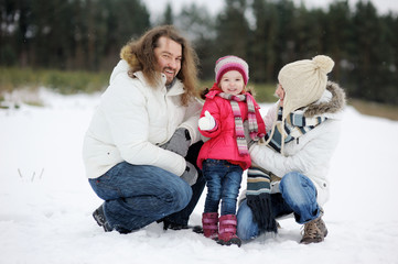 Fototapeta premium Happy family having fun on beautiful snowy winter day