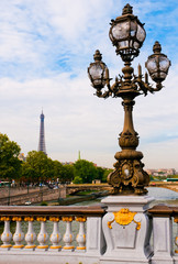 Fototapeta na wymiar Ulica latarni na moście Aleksandra III Do przeciwko Eiffel
