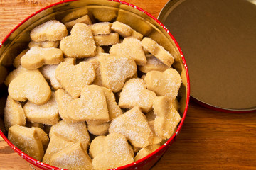 Weihnachtsplätzchen in einer Blechdose, Earl Grey Herzen