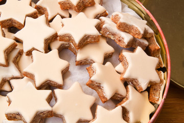 Weihnachtsplätzchen, Zimtsterne in einer Blechdose