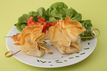 assiette de salade et aumonière au fromage